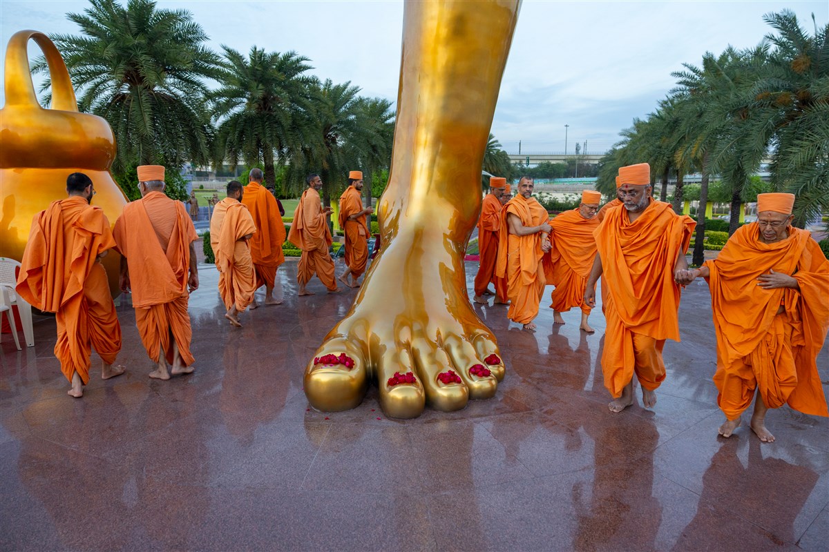 Senior swamis and swamis perform pradakshina of Tapomurti Shri Nilkanth Varni
