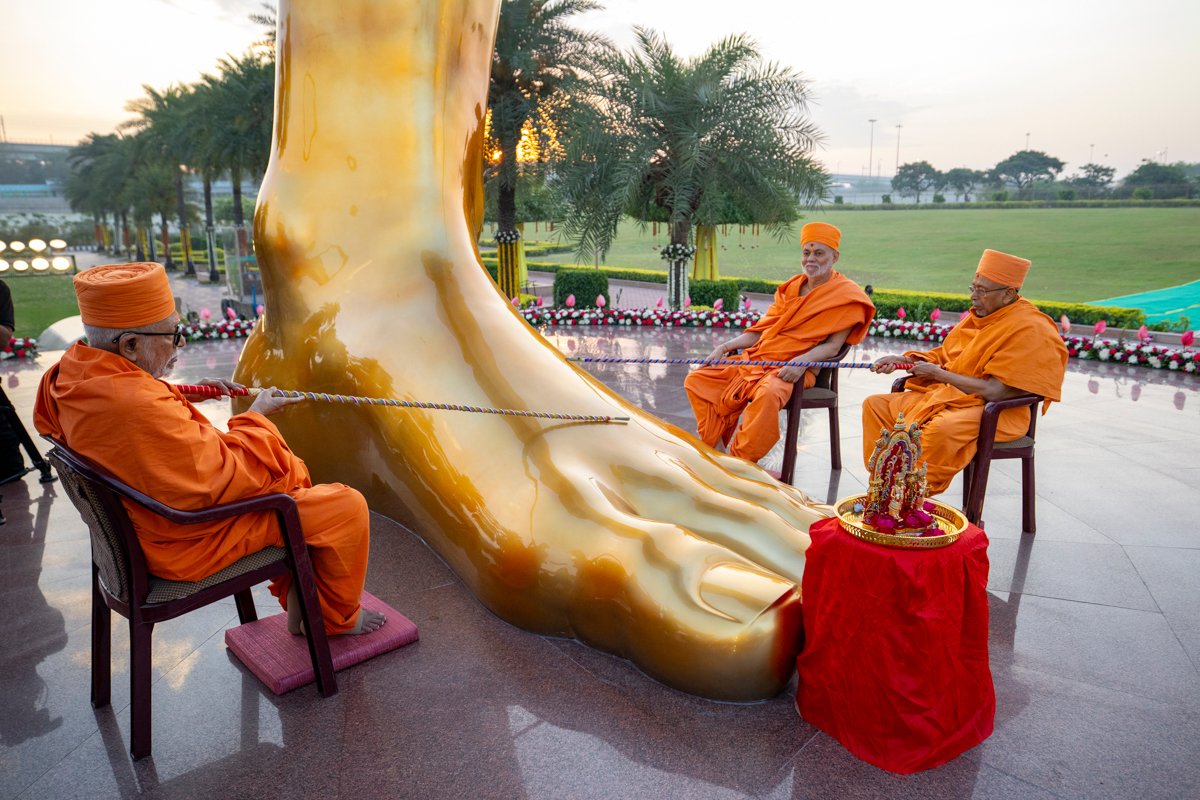 Pujya Kothari Swami and Pujya Tyagvallabh Swami perform the pre-pratishtha rituals