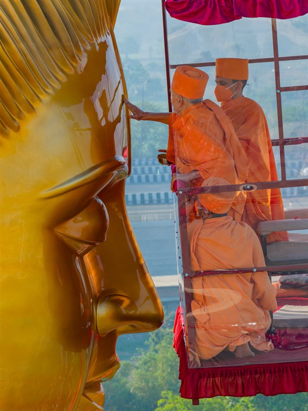Swamishri applies chandan archa to Tapomurti Shri Nilkanth Varni