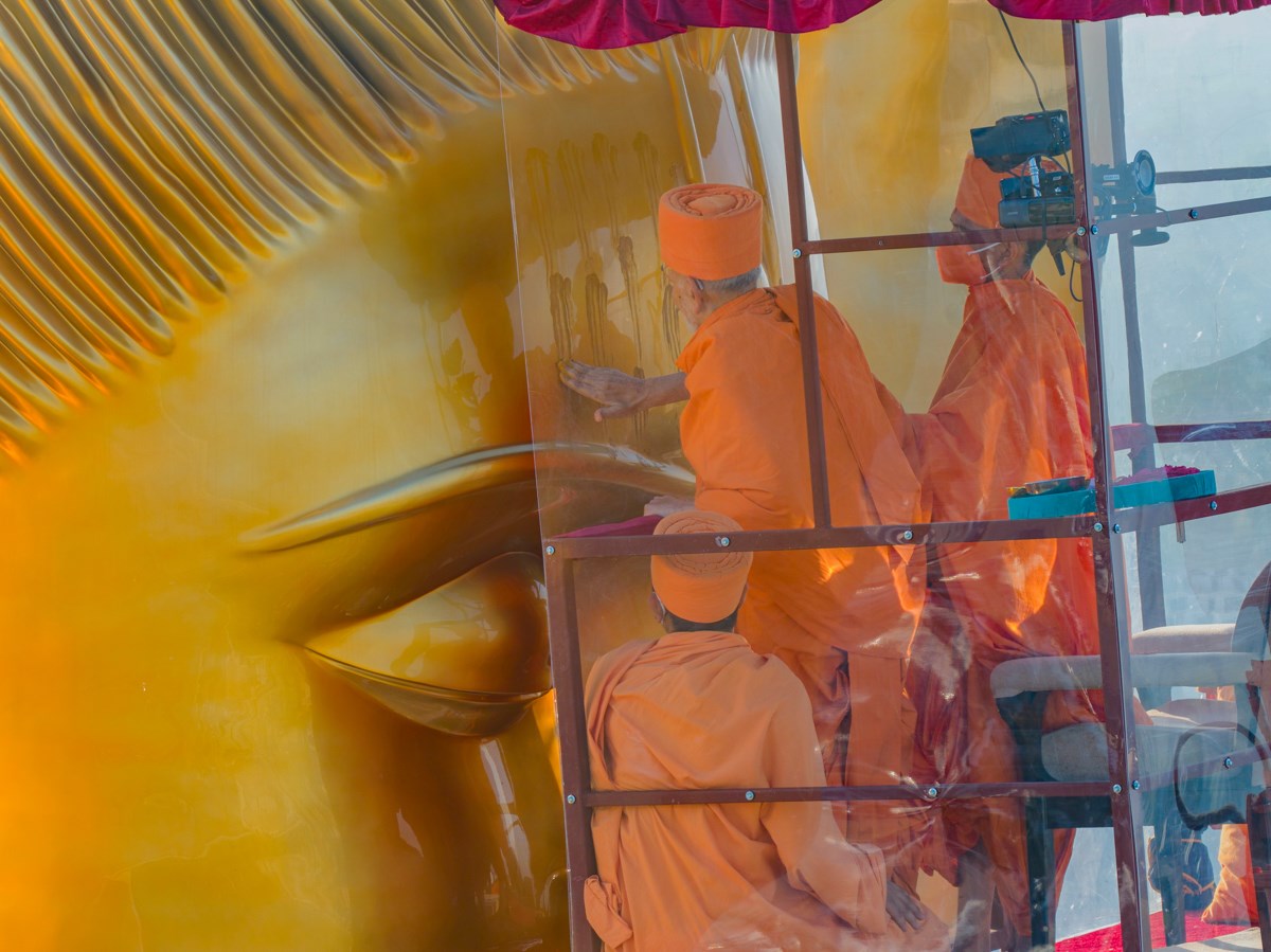 Swamishri applies chandan archa to Tapomurti Shri Nilkanth Varni