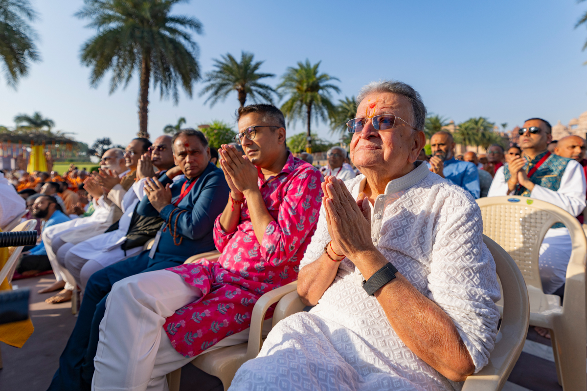 Devotees doing darshan of Tapomurti Shri Nilkanth Varni
