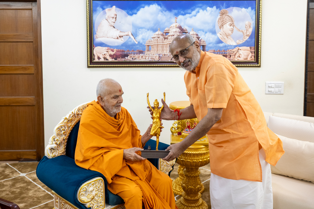 Shri C.P. Radhakrishnan Meets Swamishri