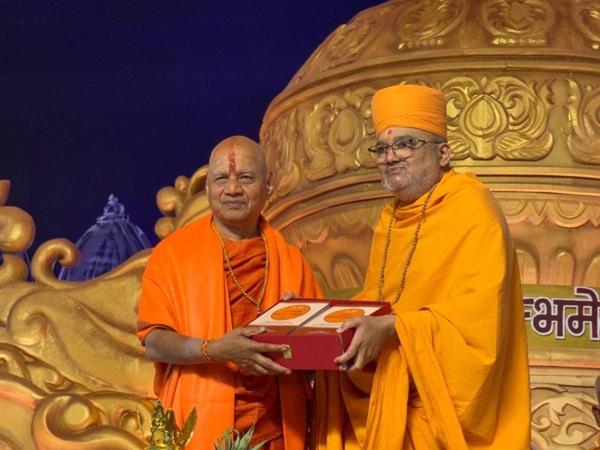 Mahamahopadhyay Pujya Bhadresh Swami offers Akshar-Purushottam Swaminarayan Bhashya to Swami Govind Dev Giri Maharaj
