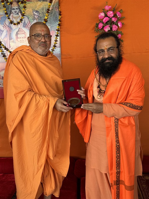 Mahamahopadhyay Pujya Bhadresh Swami offers a Smruti-bhet to Mahant Shri Ravindrapuriji Maharaj