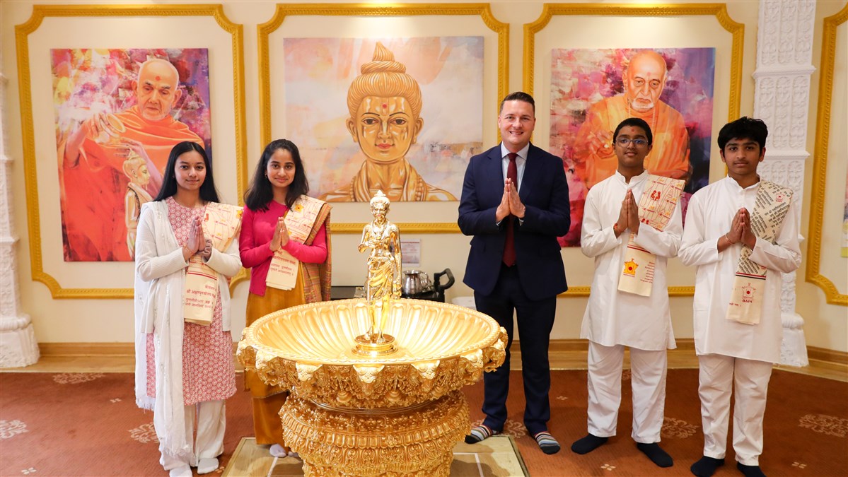 British Health Secretary Visits BAPS Chigwell Mandir