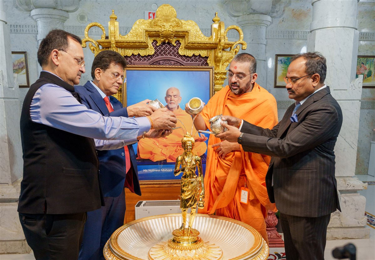 Shri Piyush Goyal visits BAPS Shri Swaminarayan Mandir, Toronto