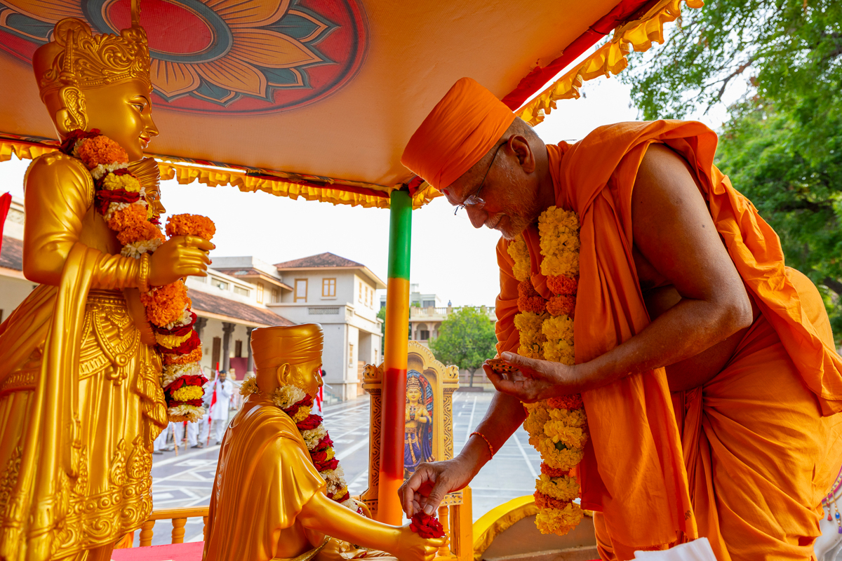 Yagneshwar Swami performs pujan of murtis