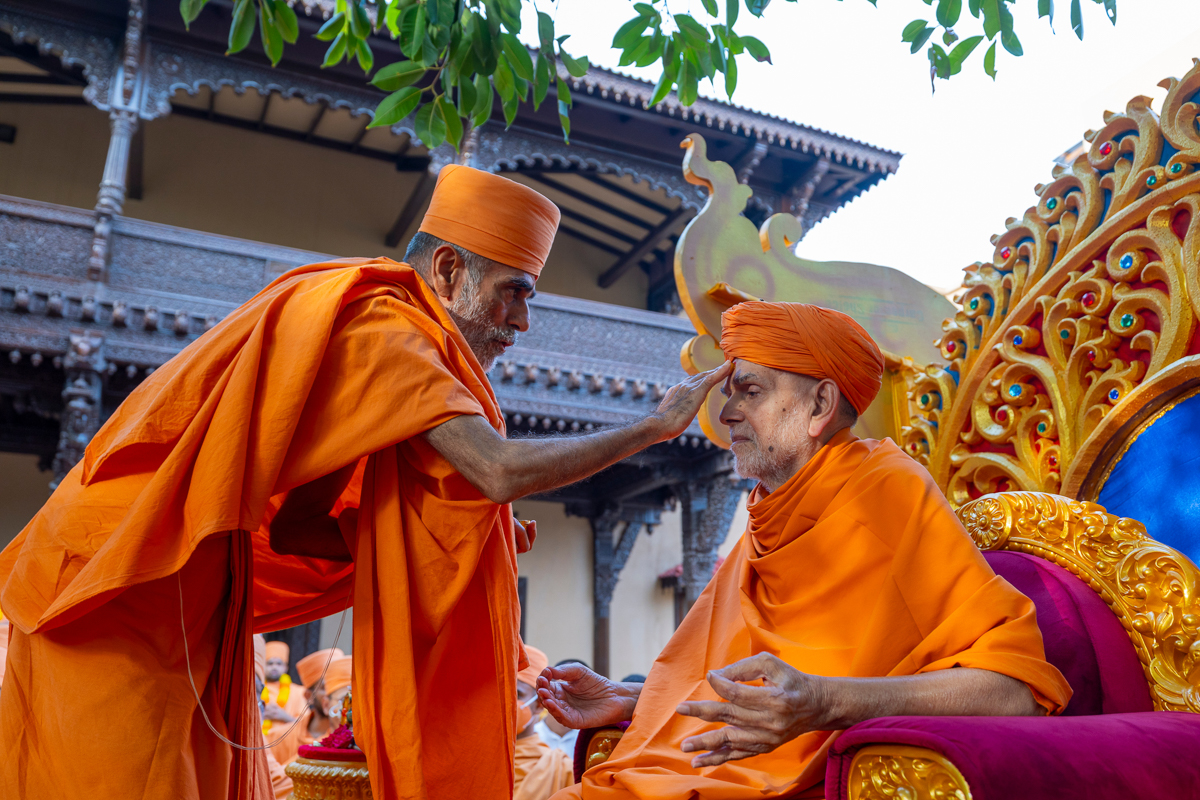 Pujya Anandswarup Swami performs pujan of Param Pujya Mahant Swami Maharaj