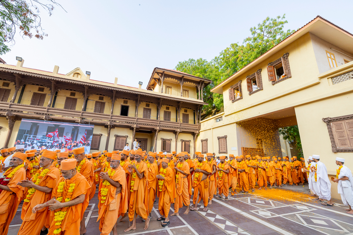 Swamis chants the Swaminarayan dhun during the Rathyatra
