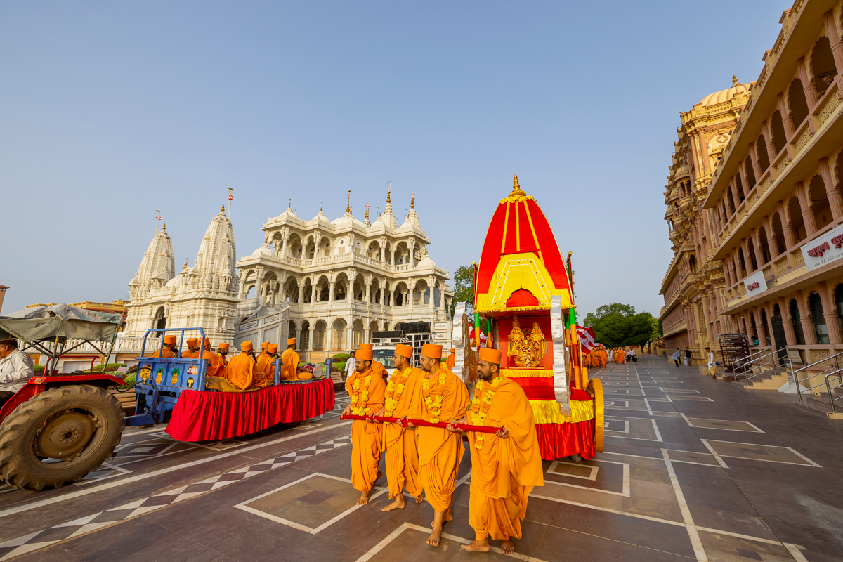 Swamis pull the chariot of Thakorji