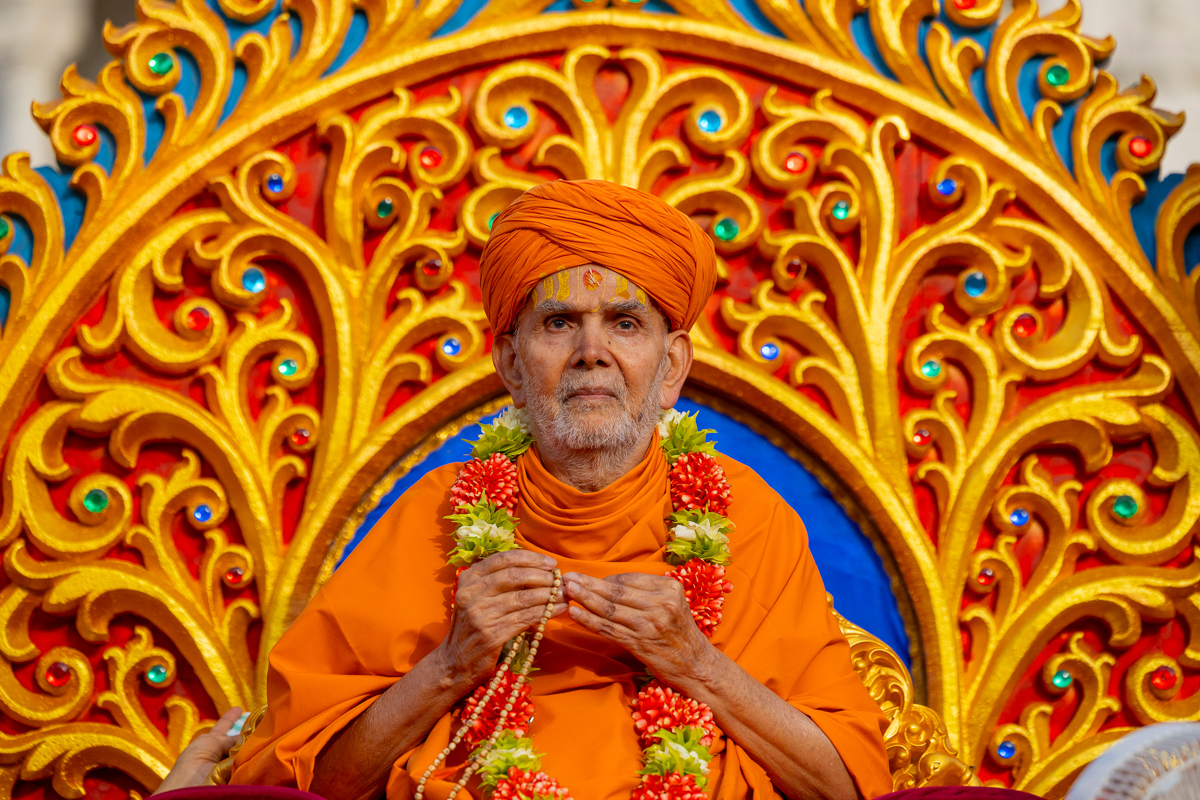 Swamishri engrossed in darshan at Shri Pramukh Swami Maharaj Smruti Mandir
