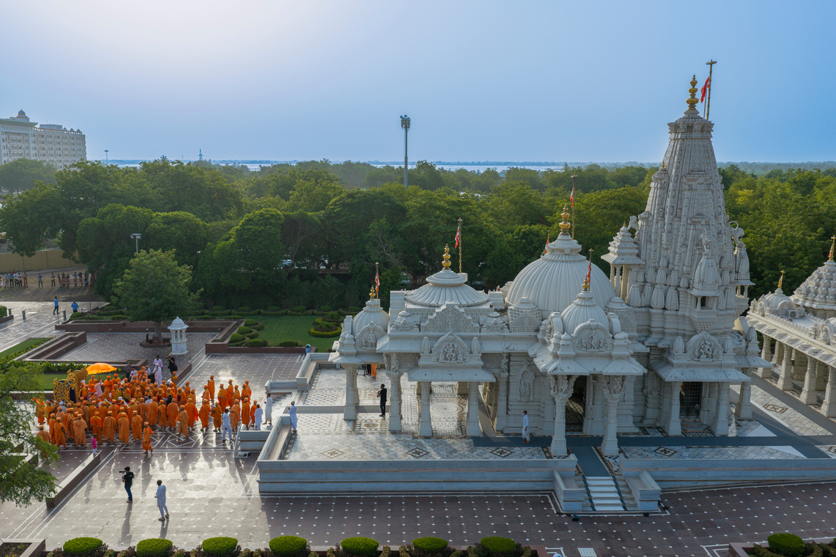 Swamishri engrossed in darshan at Shri Yagnapurush Smruti Mandir