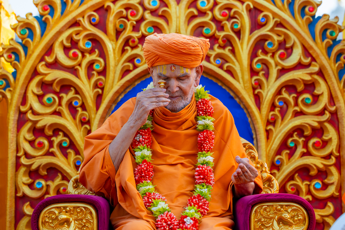 Swamishri engrossed in darshan of holy relics of Shastriji Maharaj