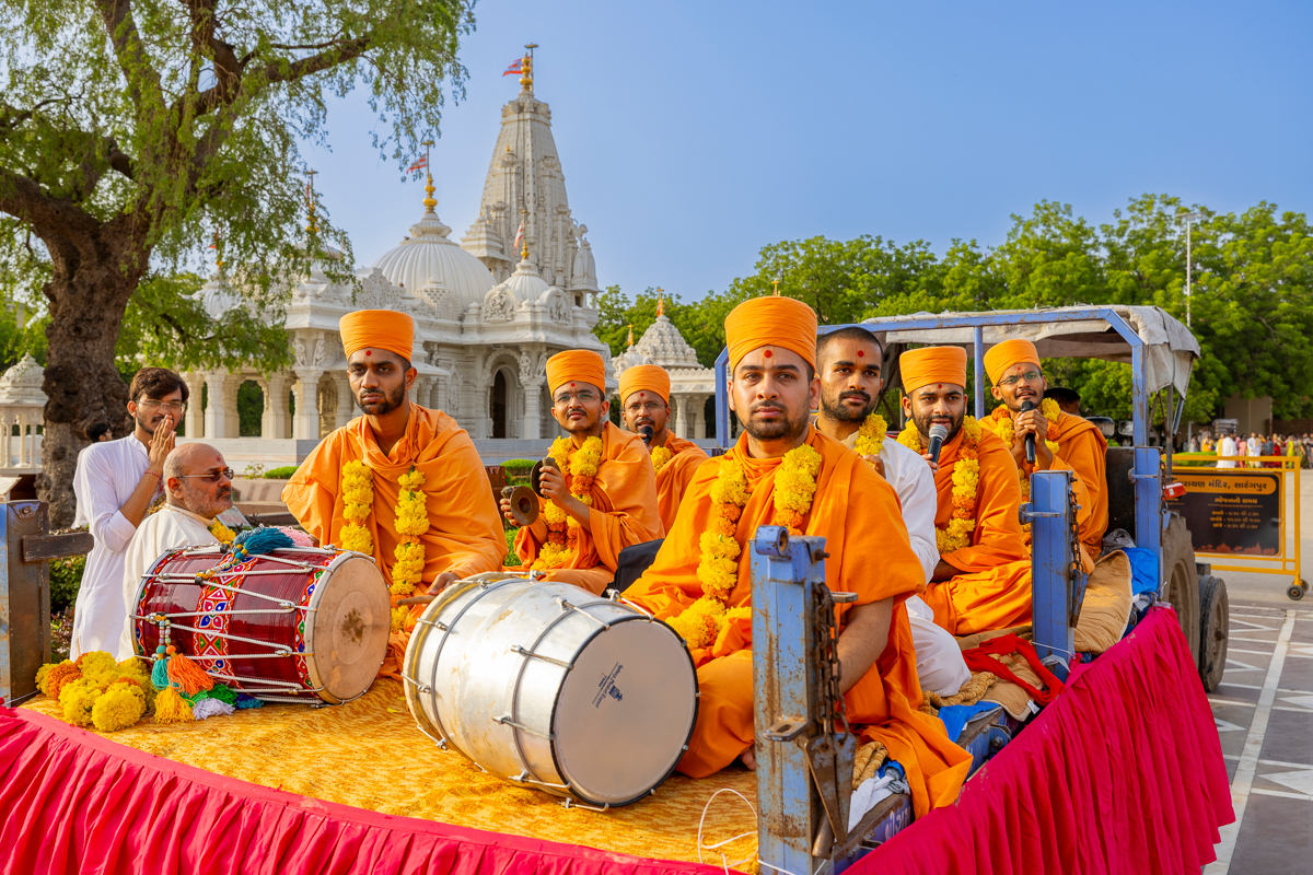 Swamis sing kirtans during the assembly
