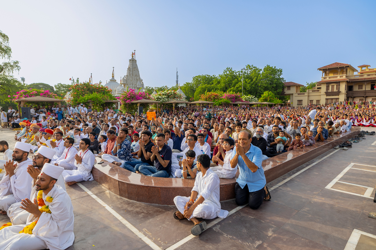 Devotees during the assembly