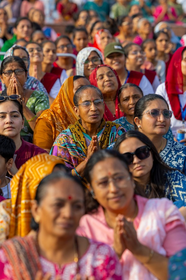 Devotees during the assembly