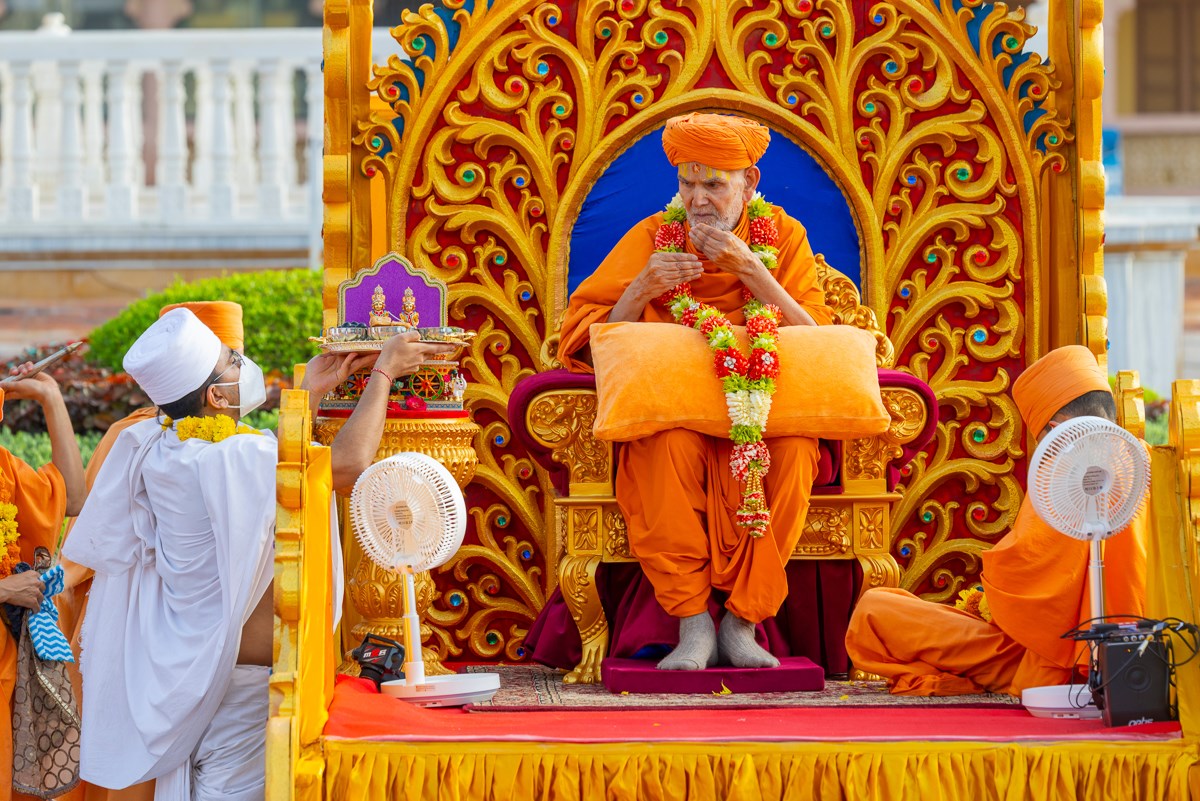 Thal offered to Shri Harikrishna Maharaj and Shri Gunatitanand Swami Maharaj