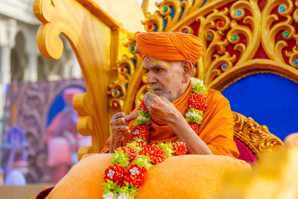 Swamishri offers thal to Shri Harikrishna Maharaj and Shri Gunatitanand Swami Maharaj