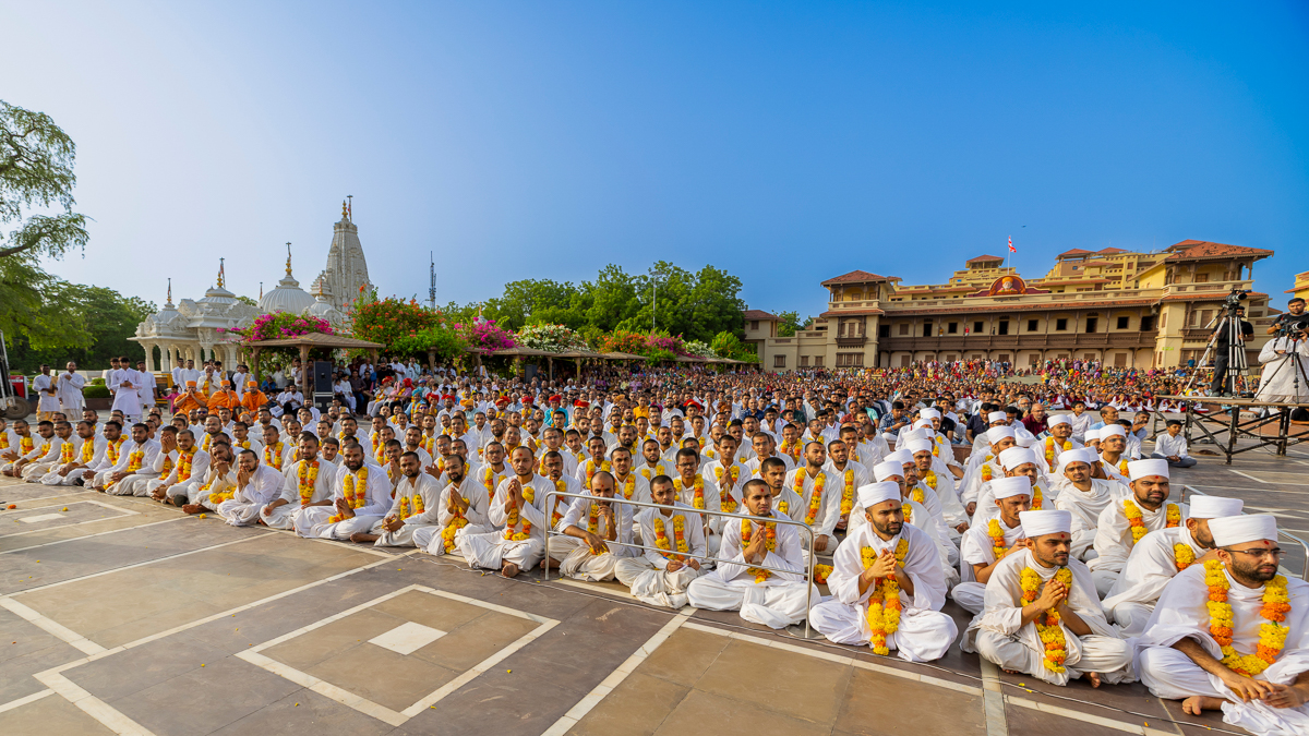 Prashads and sadhaks during the assembly