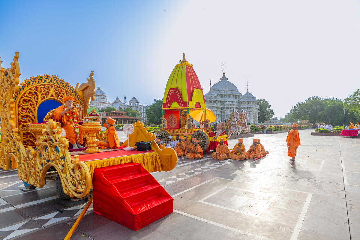 Swamishri performs the celebration arti