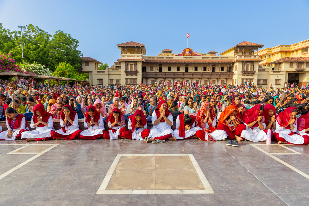 Devotees doing darshan of the arti