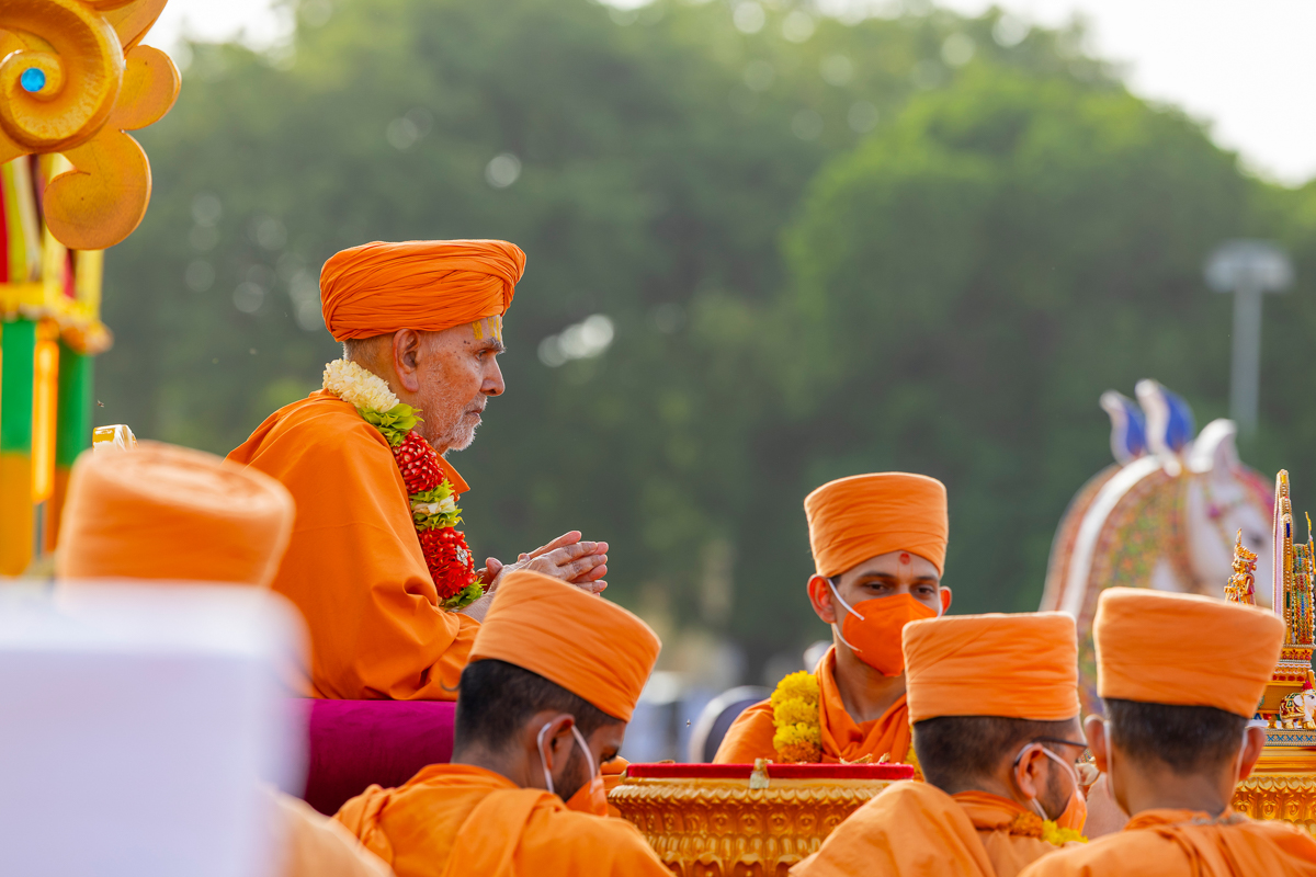 Swamishri engrossed in darshan of Shri Harikrishna Maharaj and Shri Gunatitanand Swami Maharaj