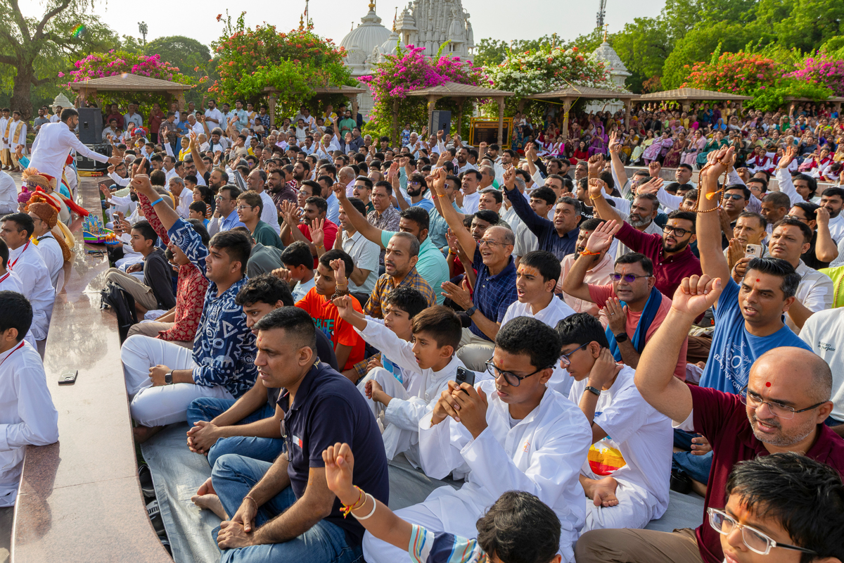 Devotees hail 'Jagannath Bhagwanni jai'