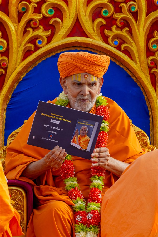 Swamishri inaugurates audiobook of <a href='https://app.aksharamrutam.in/deeplink?data=yRF9RYtzg%2FNd8cuFkk1B%2FQ%3D%3D%3A1xfDcWRQUfZF%2B%2FTgpIFNIJjhZA5JBBbUpj5HtO5HTletDKNL17reOfVtOaSxbRw8qaWHd1ewfvX1Yp3yaGkALA%3D%3D' target='new' style='text-decoration:underline; color:blue;' >'Brahmaswarup Pramukh Swami Maharaj Jivan Charitra, Part 12'</a>