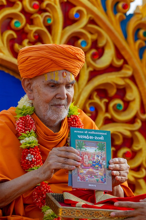 Swamishri inaugurates print publications 'Bhagwan Swaminarayanna Paramhansa-Ratno, Parts 1 & 2'