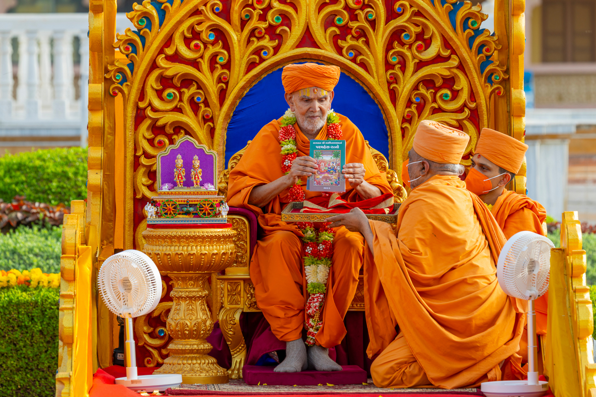Swamishri inaugurates print publications 'Bhagwan Swaminarayanna Paramhansa-Ratno, Parts 1 & 2'