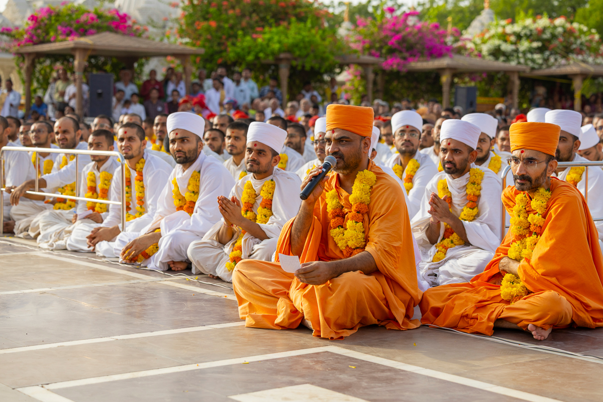 Gnannayan Swami presents before Swamishri