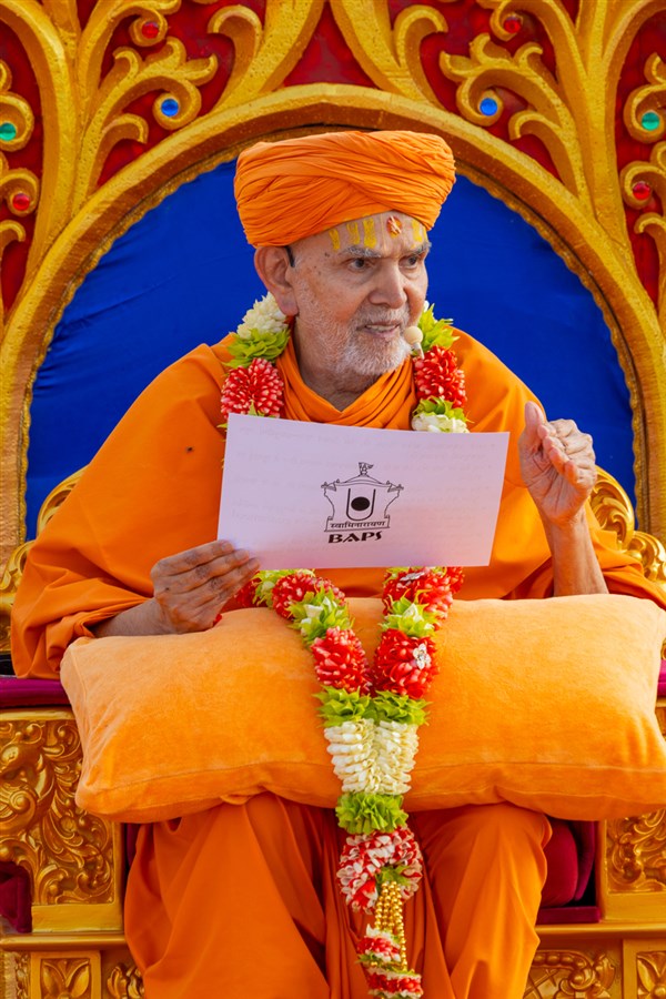 Swamishri blesses the assembly