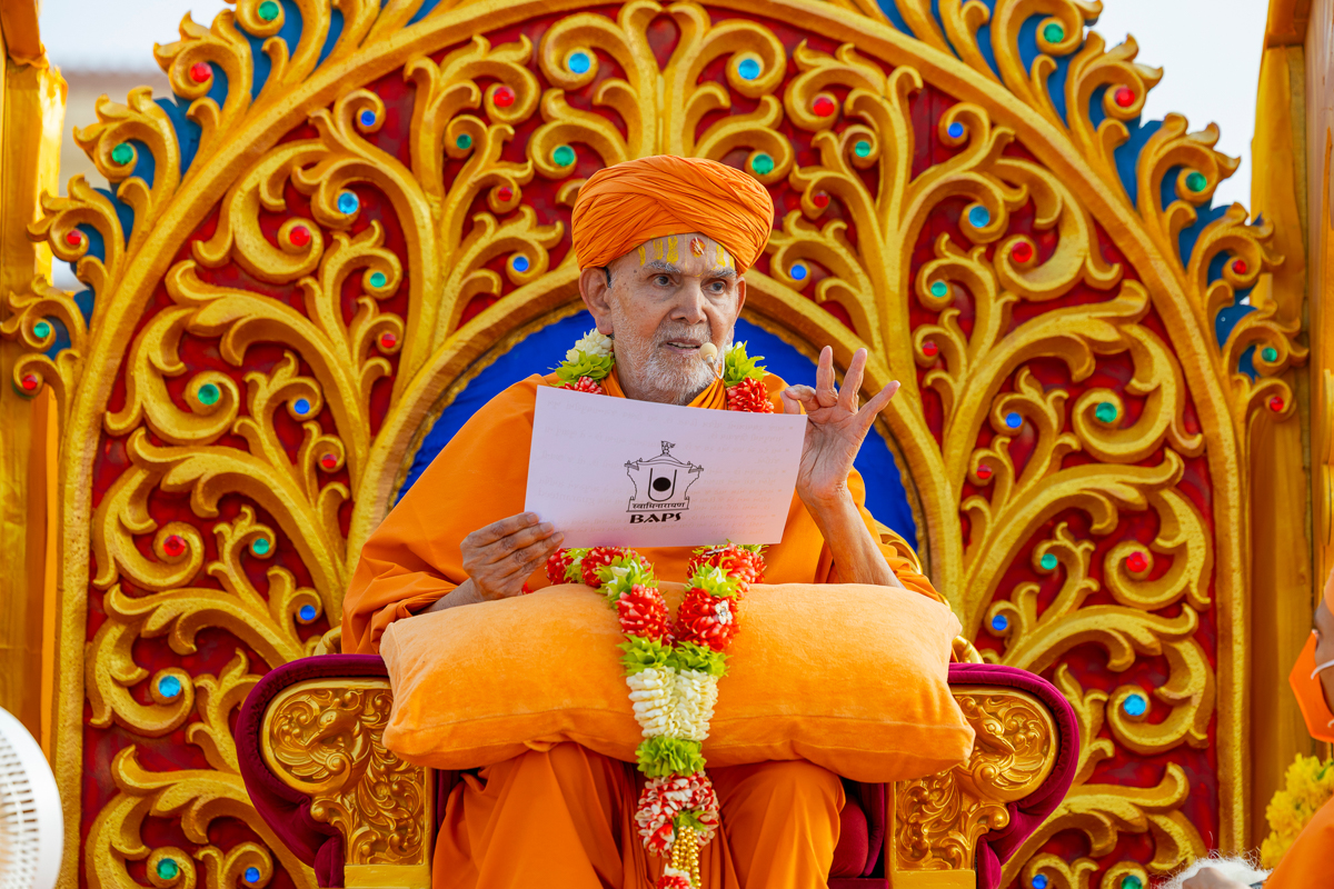 Swamishri blesses the assembly