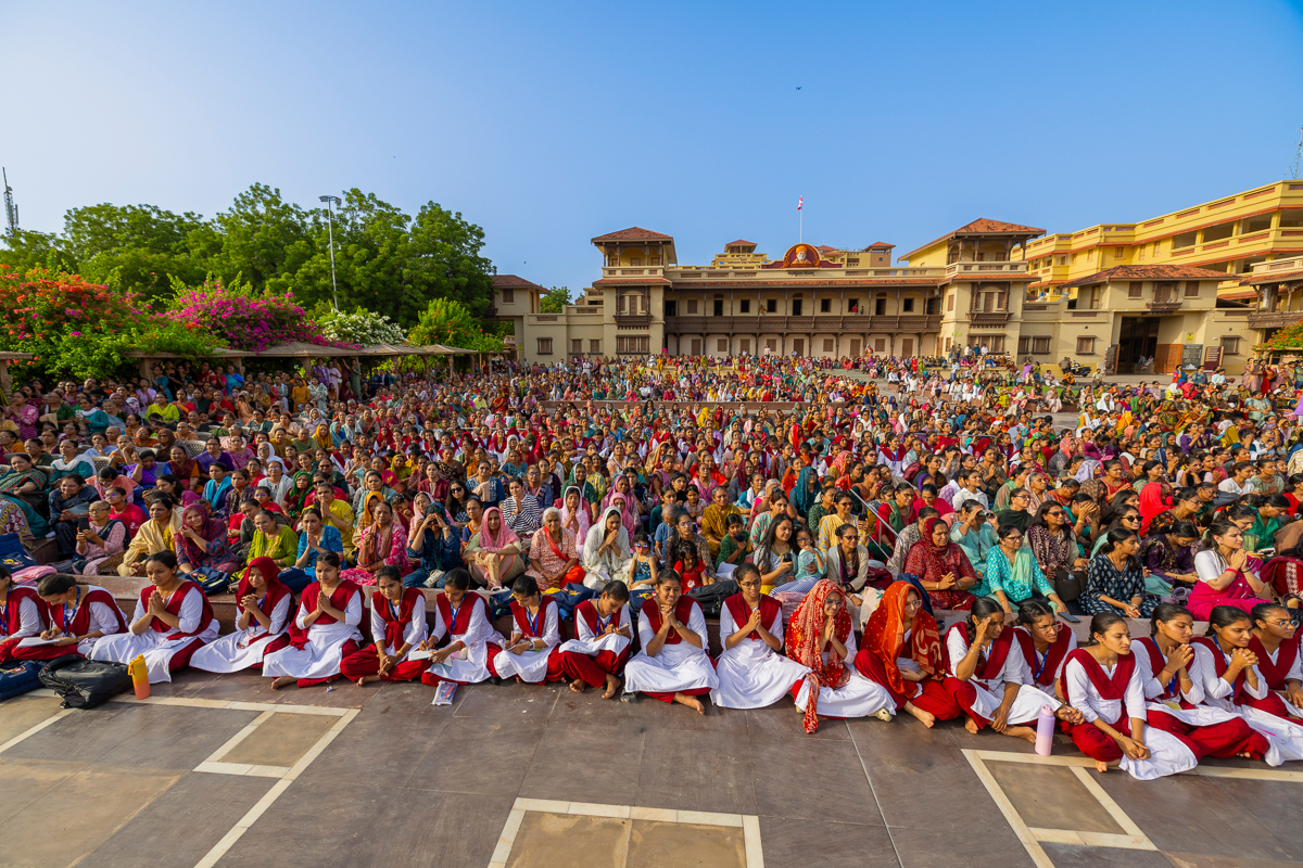 Devotees during the assembly
