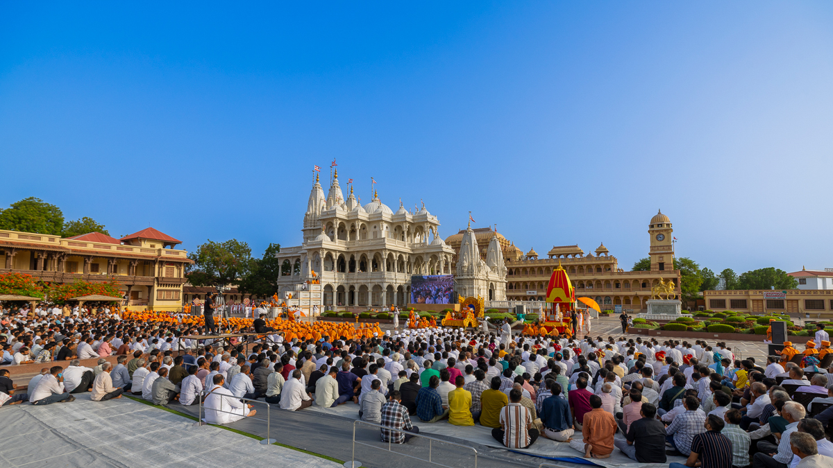 Devotees during the assembly
