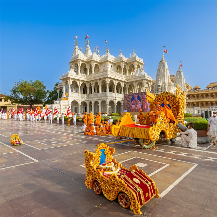 Shri Akshar-Purushottam Maharaj on a rath 