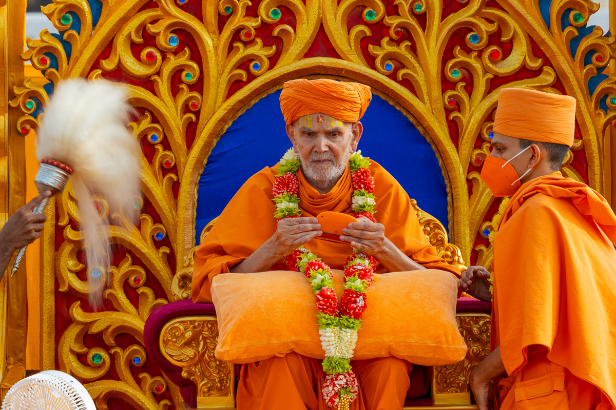 Swamishri operates the rath with a remote control