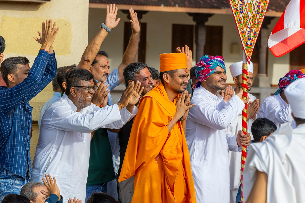 Swamis and devotees doing darshan of Swamishri