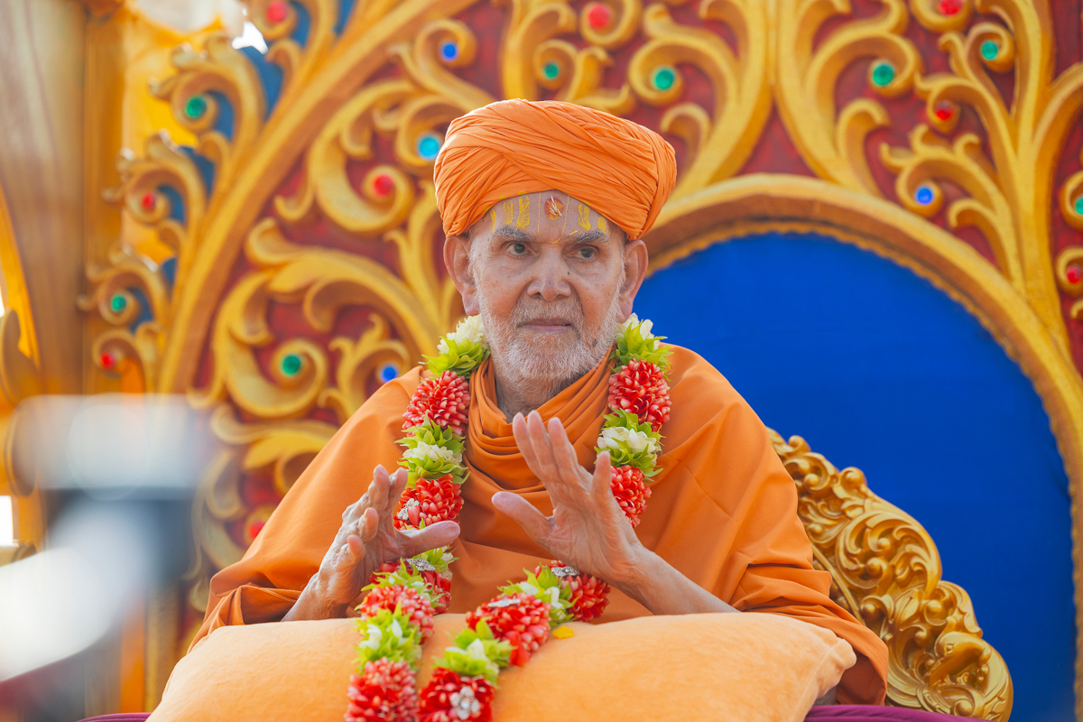 Swamishri blesses all