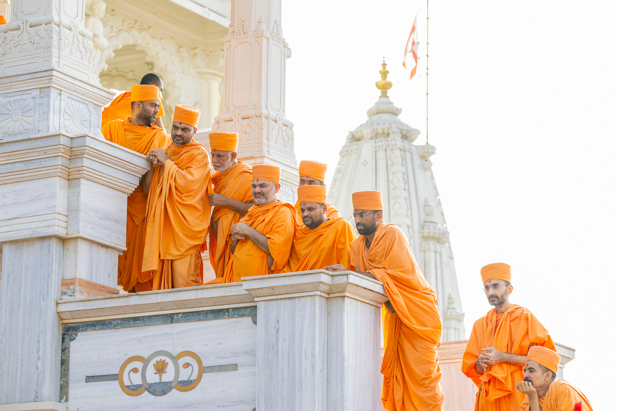 Swamis doing darshan of Swamishri