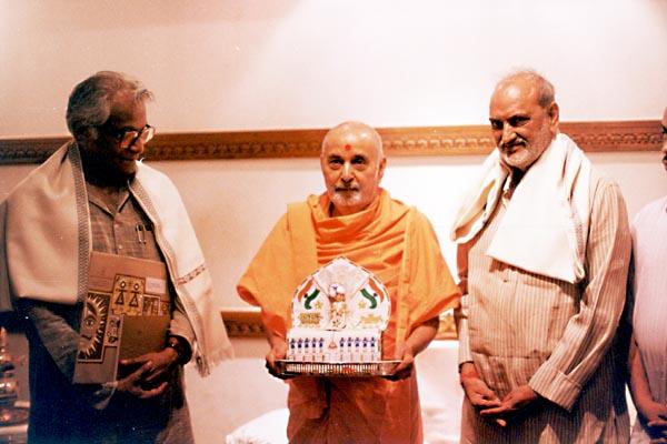 Hon. Defence Minister of India, George Fernandes, meets Pramukh Swami Maharaj, Sarangpur ,Gujarat