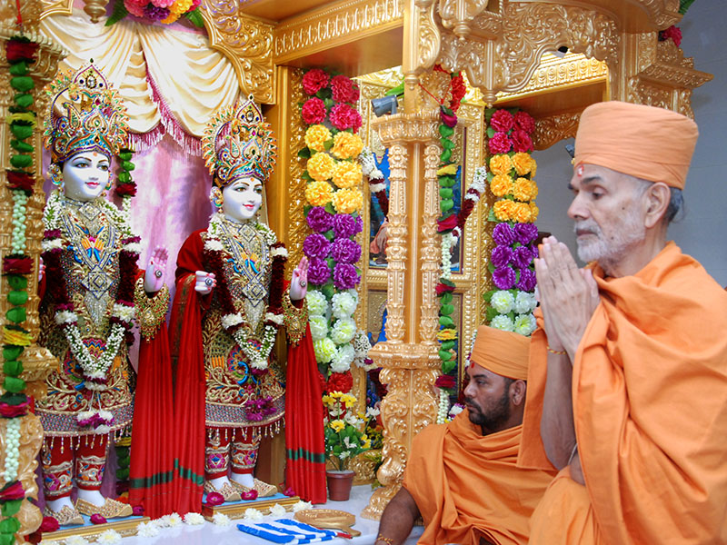 Pujya Mahant Swami performs pratishtha rituals