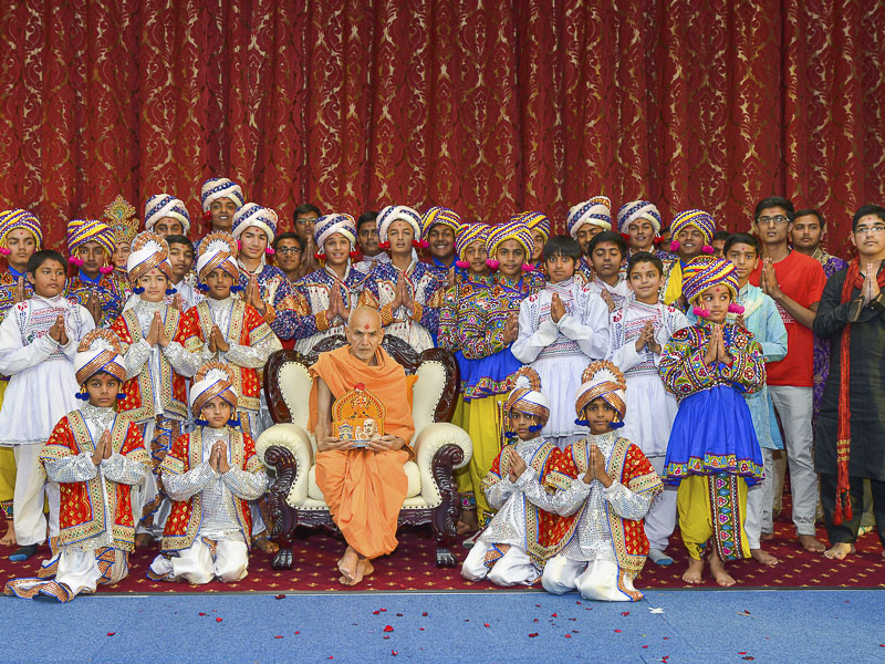Children and youths with Pujya Mahant Swami