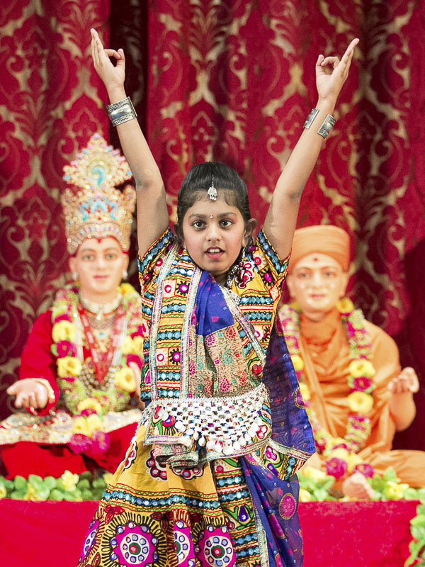 Mahila Sanskrutik Din Cultural Program - Folk dance by balikas and yuvatis