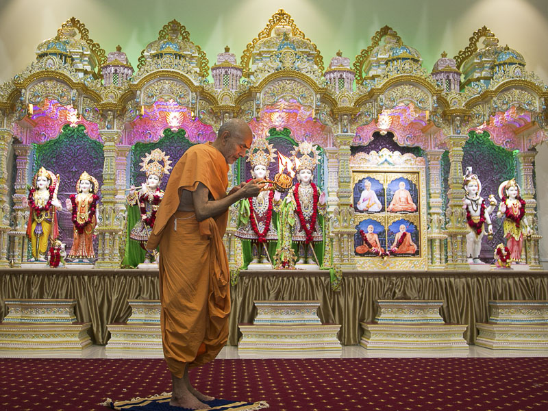 Pujya Mahant Swami performs pratishtha arti