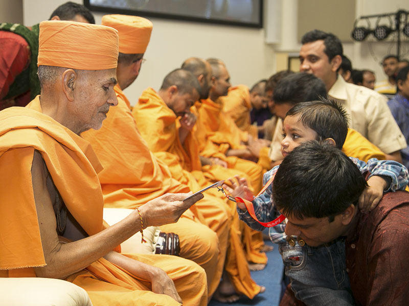 Pujya Mahant Swami blesses devotees